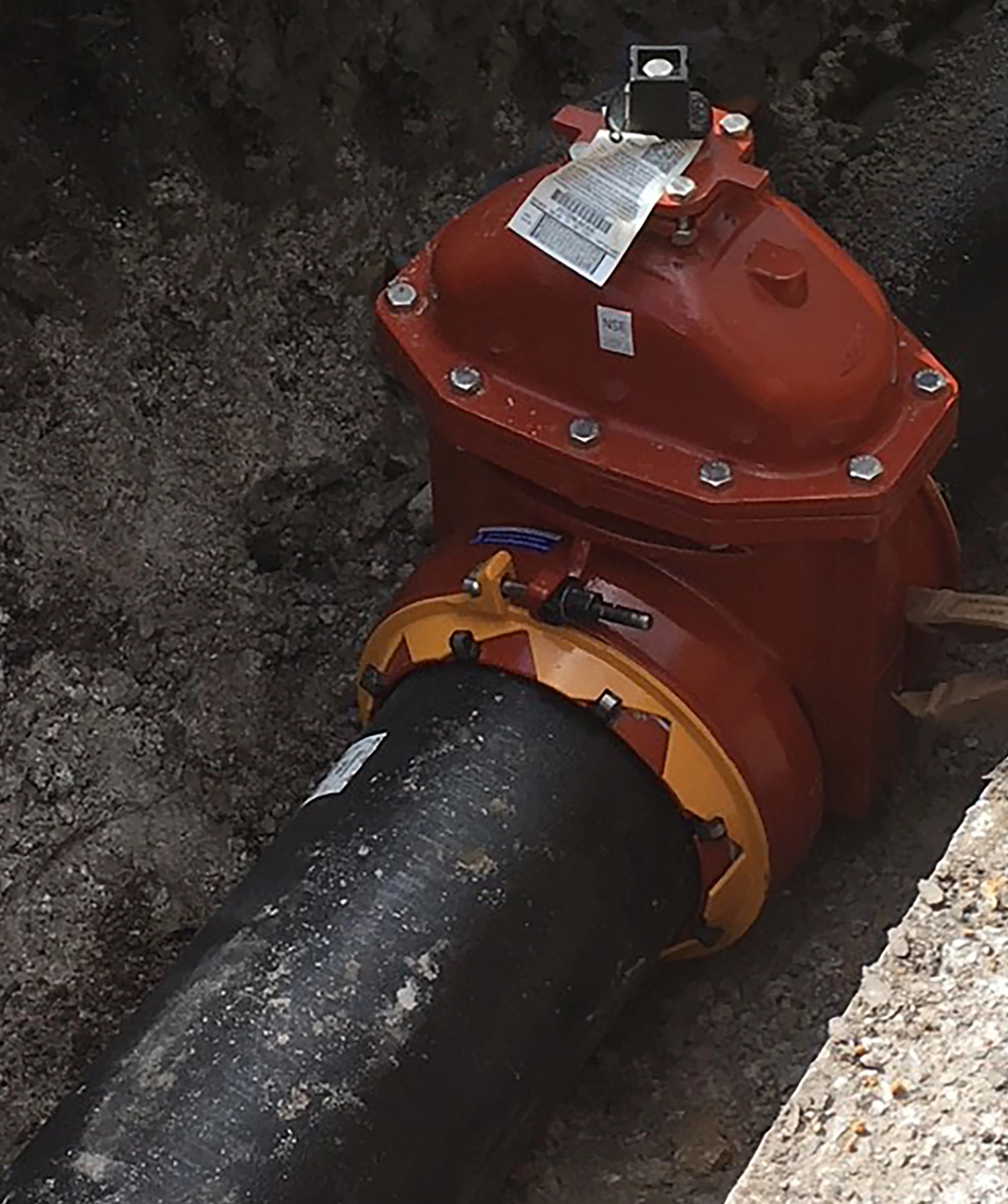 AMERICAN Flow Control’s resilient wedge gate valves with ALPHA restrained joint ends are used on a pipe replacement project for the city of Manning, South Carolina. ALPHA’s single-bolt design saves time and money.